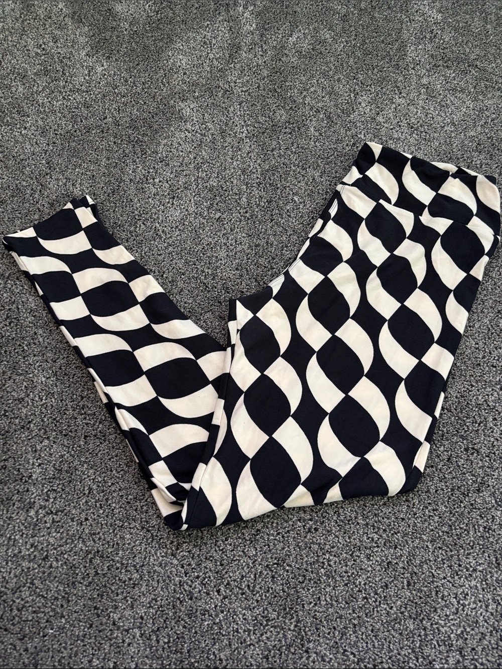 LuLaRoe Black & Cream Wave Print Leggings